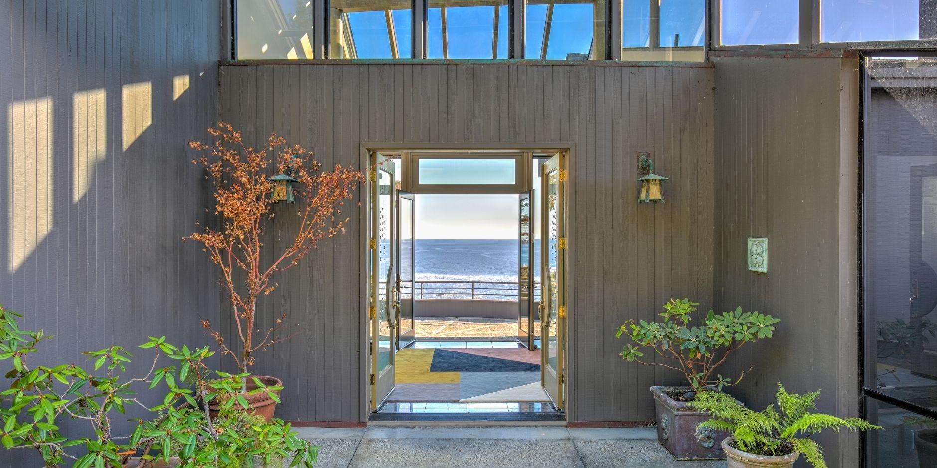 Celebrate exceptional California coastal residential design with AIA LB/SB, featuring juror insights, award-winning projects & more.